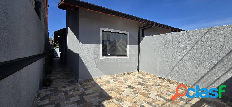 Casa geminada com piscina á venda em Itanhaém/SP.