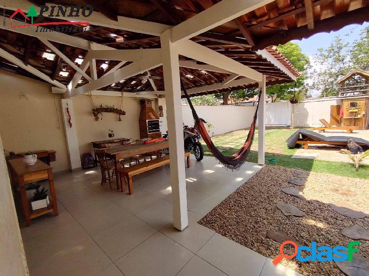 CASA CHARMOSA EM RUA COMERCIAL