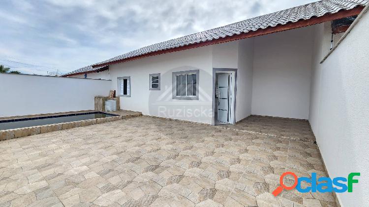 CASA COM PISCINA A VENDA EM ITANHAÉM Á 1300M DO MAR.