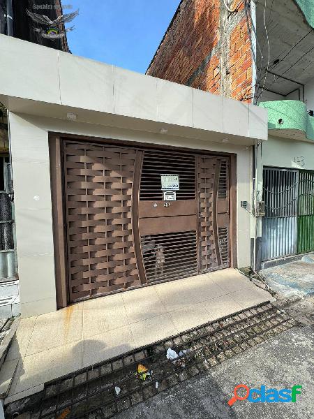 CASA EM RUA PUBLICA