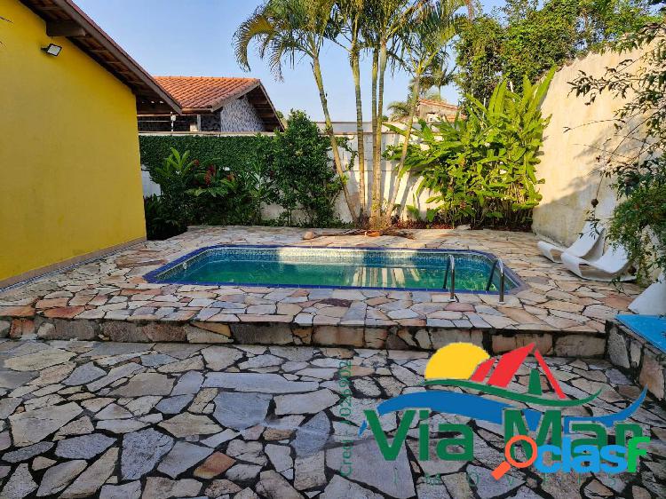 Casa com piscina pertinho da praia.