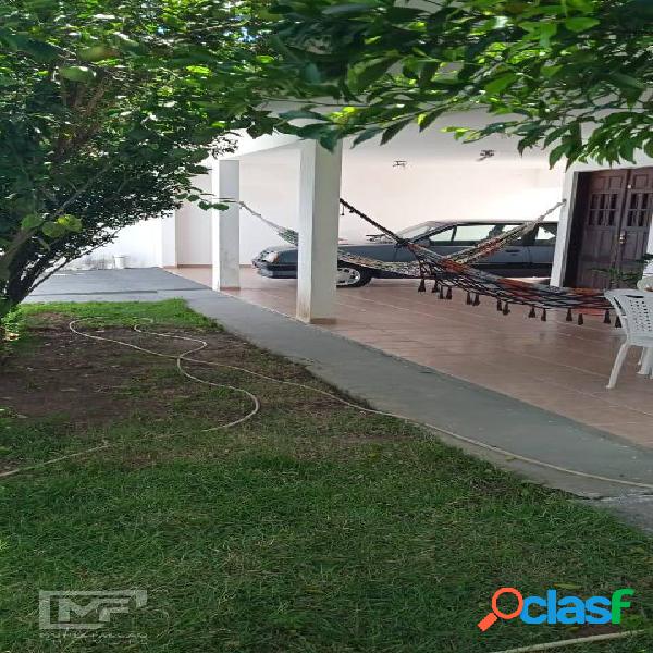 Casa com três quartos, piscina, Cond. Jardim Petrópolis