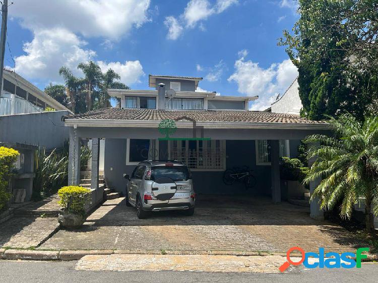 Casa moderna, toda repaginada em um dos melhores condominios