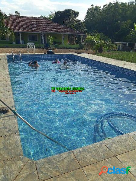Chácara com piscina em Jambeiro