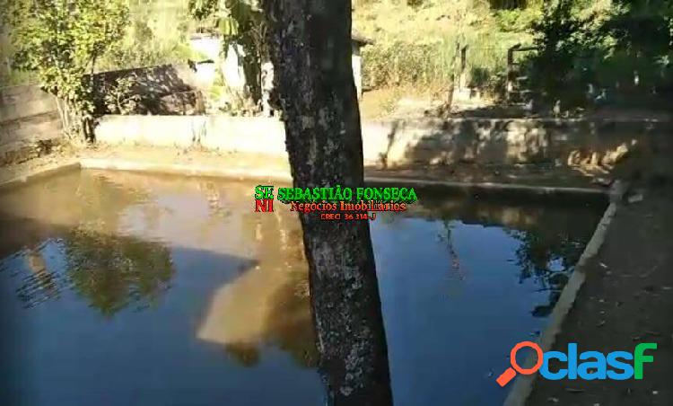 Chácara com tanque de peixes no bairro do Turvo