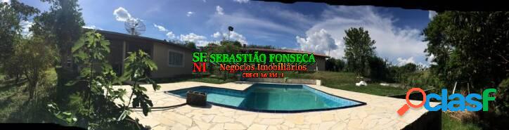 Linda Chácara, com piscina e riacho, em Paraibuna