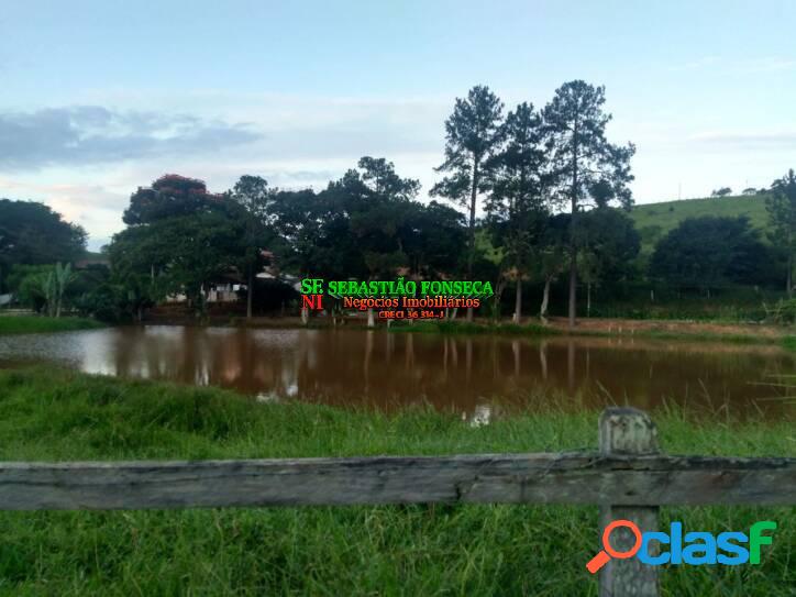 Sítio com lago e 3 casas em Paraibuna