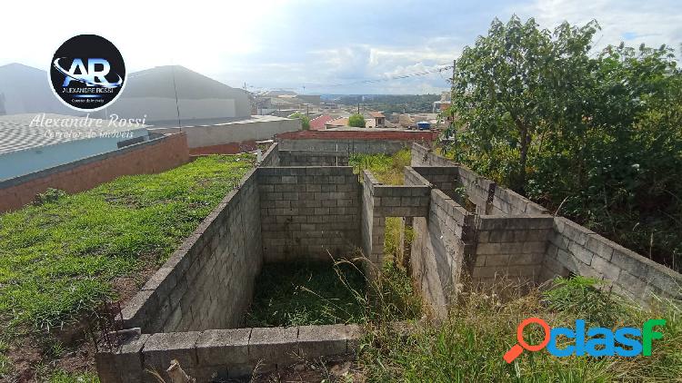 Terreno com construção à venda em Várzea Paulista.