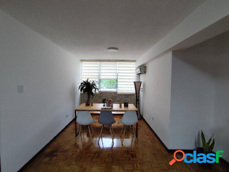 Venta de apartamento actualizado en la chimeneas