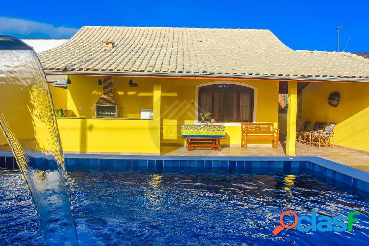 CASA COM PISCINA A VENDA EM ITANHAÉM Á 500M DO MAR.