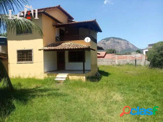 Linda casa com 4 quartos e amplo terreno em Maricá!