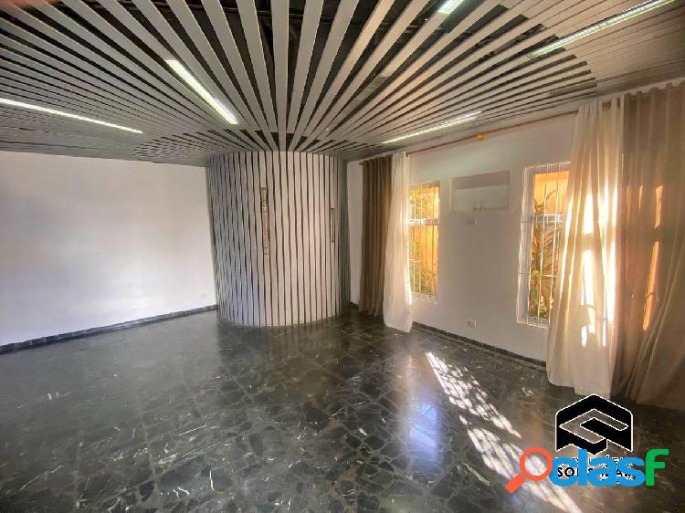 CASA COM AMPLA ÁREA EXTERNA E GARAGEM PARA 02 VAGAS!