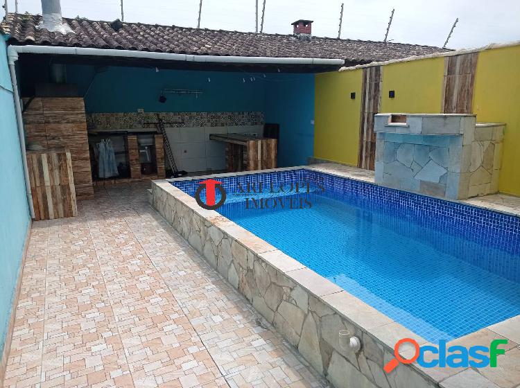 Casa com piscina e espaço de churrasqueira seminova