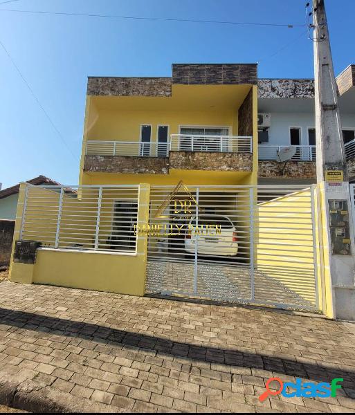 Sobrado espaçoso com 03 dormitório na Praia - São