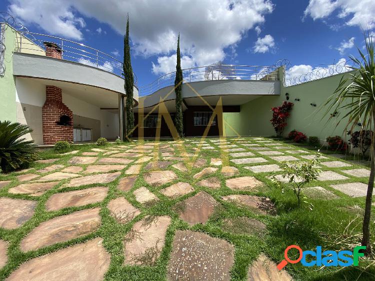 Casa em excelente localização no bairro Belvedere