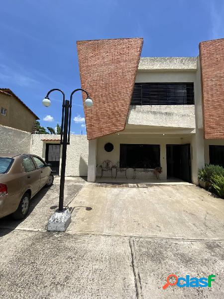 En Venta Townhouse de Esquina con Gran Patio en Naguanagua