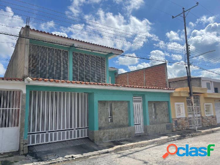 En venta casa en Valle Verde de dos pisos en San Diego, con