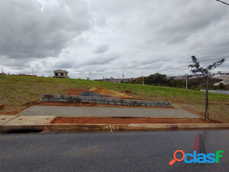 Terreno de esquina no condomínio Helena Maria