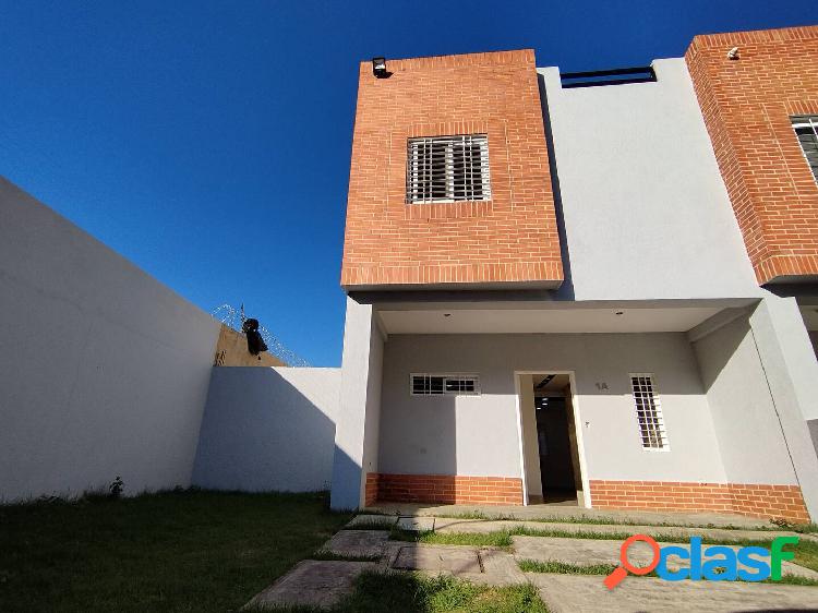 Townhouse de ESQUINA a ESTRENAR en Manantial, con pozo de