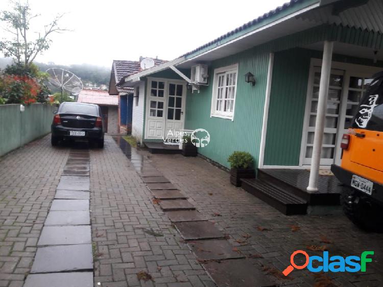 Vende-se casa com 3 casas no mesmo terreno a 5 minutos da