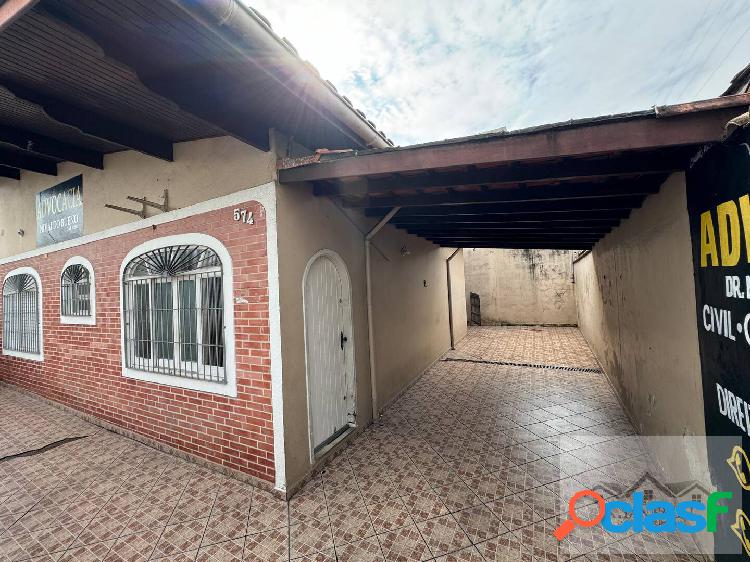 Casa a Venda com 2 Dormitórios e 3 Vagas de Garagem - Vila