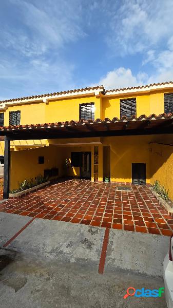 En Venta Townhouse amoblado en San Diego Res. El Lirial