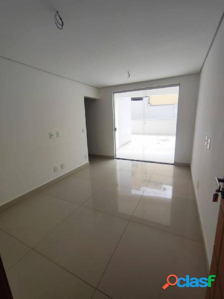 Linda privativa de três quartos com suíte no bairro -