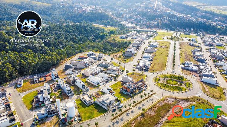 Terreno em área residencial em Santa de Parnaíba- SP.