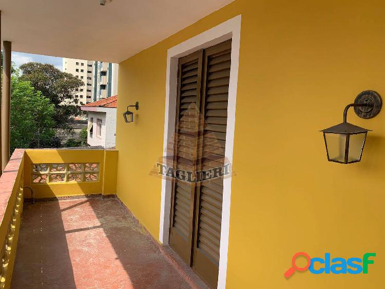 VENDE-SE SOBRADO NO TATUAPÉ EM LOCALIZAÇÃO PRIVILEGIADA.