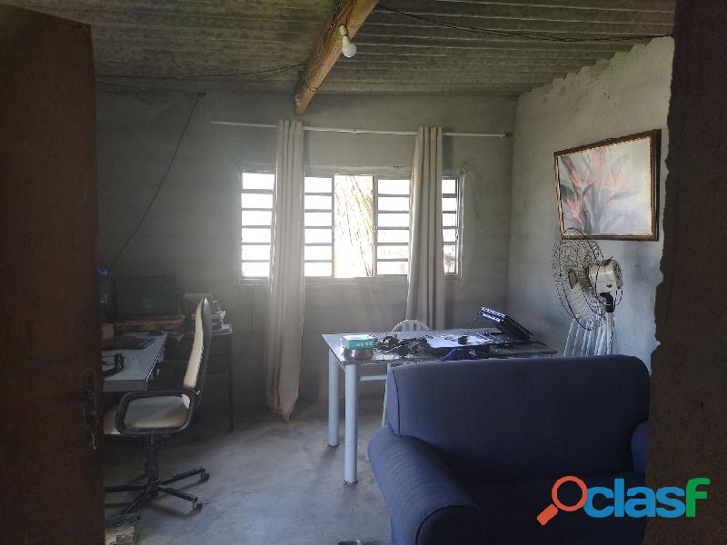Vende se uma casa