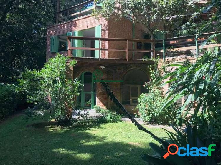 CASA LOFT COM ESTÚDIO - MUITA NATUREZA E UM PAISAGISMO