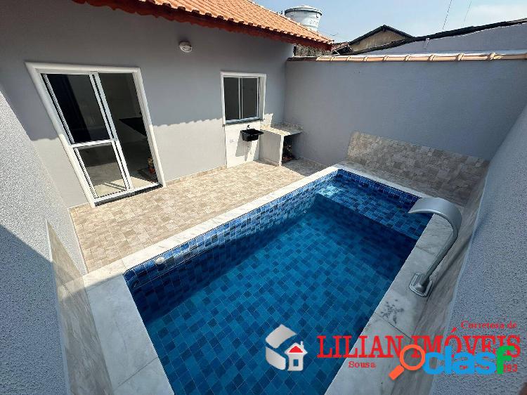 Casa Geminada com Piscina e Suíte em Mongaguá, a uma