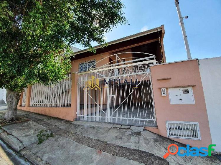 Casa Recém-Reformada à Venda no Bairro Vila São José -