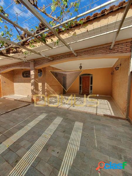 Casa à Venda com 02 suítes no Parque Bandeirantes