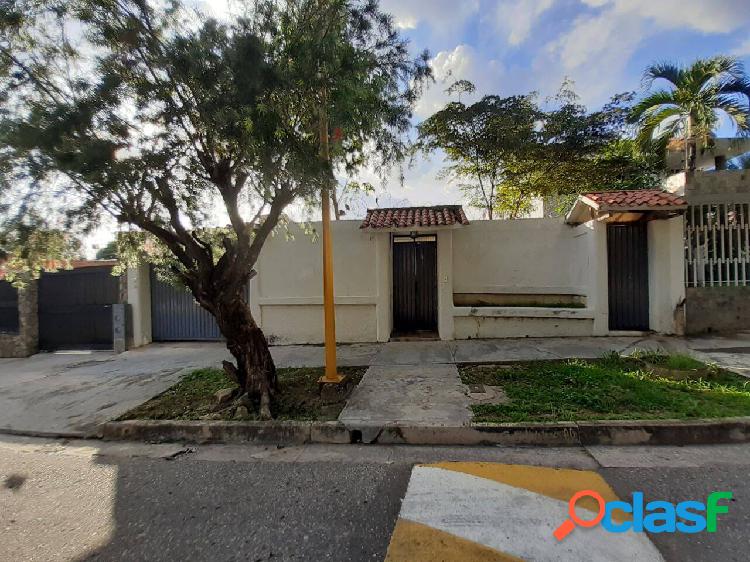 En Venta Amplia Casa a Remodelar en Urbanización La