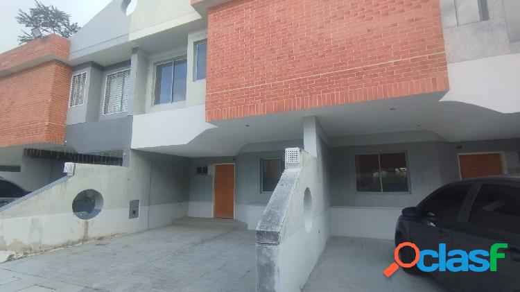 En Venta Amplio Townhouse en Santa Cruz