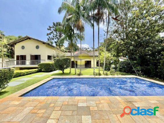 Linda casa de campo em ótima localização.