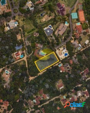 Lote de 2.000 m². topografica plana, todo murado..