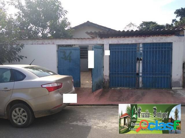 Vende-se 2 casas com localização central e garagem