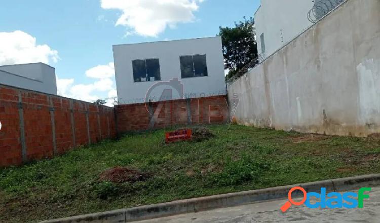 Vende-se um lote de 10 m de frente no bairro Jardim