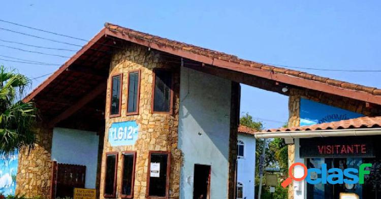 Belíssima Casa Duplex com Piscina em Cond. Residencial