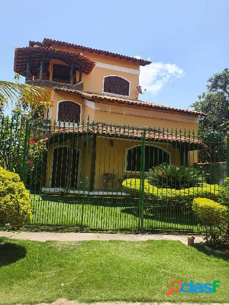 Belíssima Casa Triplex em Estilo Colonial – Praia Linda /