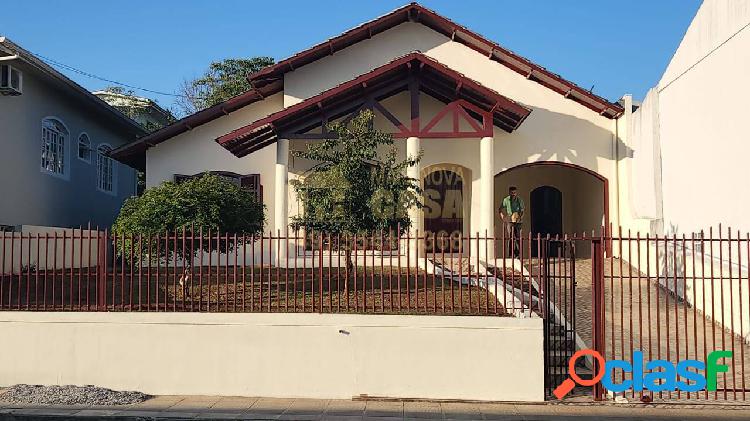 CASA COM ÓTIMA LOCALIZAÇÃO DISPONÍVEL PARA VENDA
