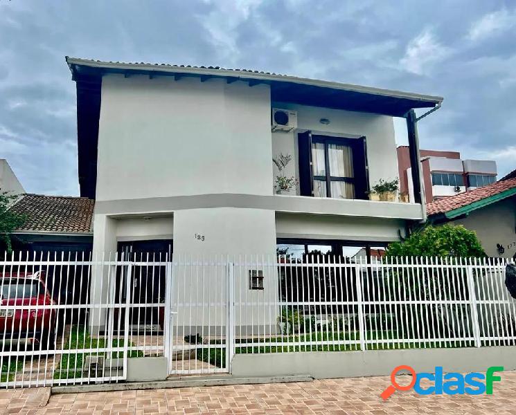 Casa com 4 quartos, 240m², à venda em Torres, Centro