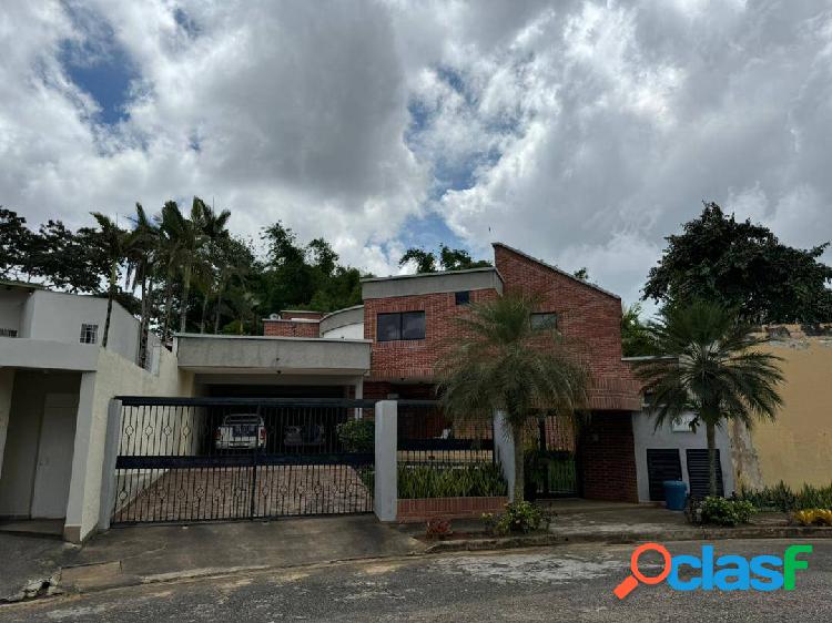 Se Vende Casa 890,74m2 en Urb. Altos de Guataparo