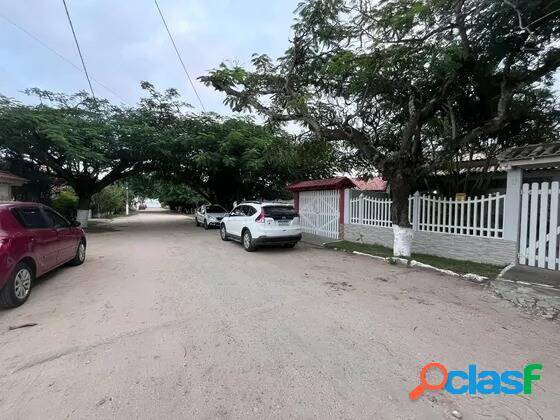 Ótima Casa Mobiliada, com Piscina, em bairro residencial