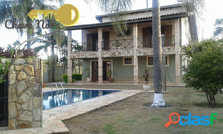 Belíssima casa em condominio com piscina
