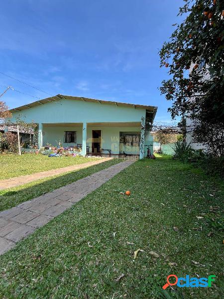 CASA COM AMPLO TERRENO DISPONÍVEL PARA VENDA NO CENTRO