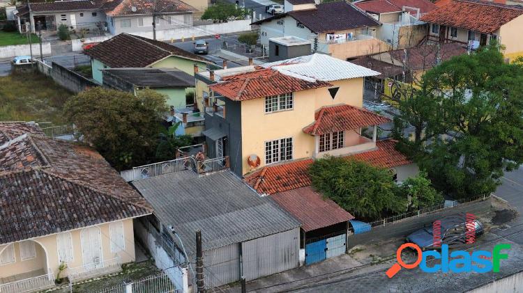 Casa com 400m² localizada no centro de Palhoça/SC