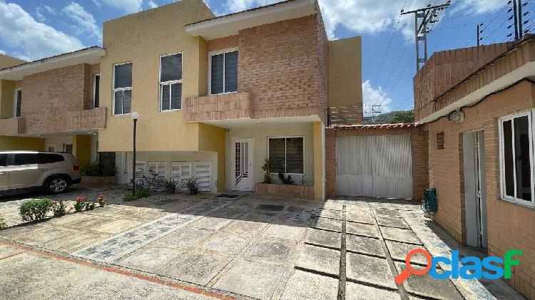 HERMOSO TOWNHOUSE EN MANANTIAL RES VENECIA